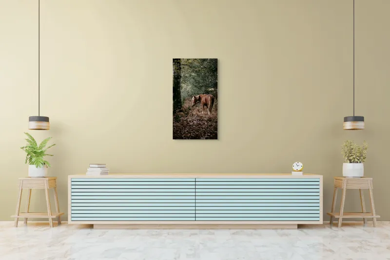 Tablou Canvas, "Calul rătăcit în pădurea de toamnă", Cal, Pădure, Toamnă, Frunziș, Trunchi, Copaci, Natură, Blană, Verde, Peisaj, 50 x 90 cm – poza 6