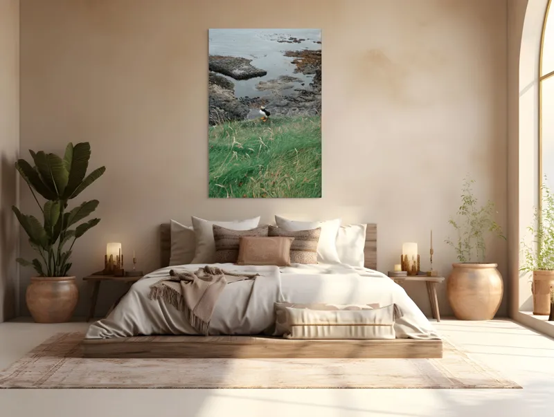 Tablou Canvas, "Pufin solitar pe stâncile de coastă", Iarba, Puffin, Stânci, Mare, Cer, Horizon, Valuri, Natură, Sălbăticie, Peisaj., 100 x 150 cm – poza 3