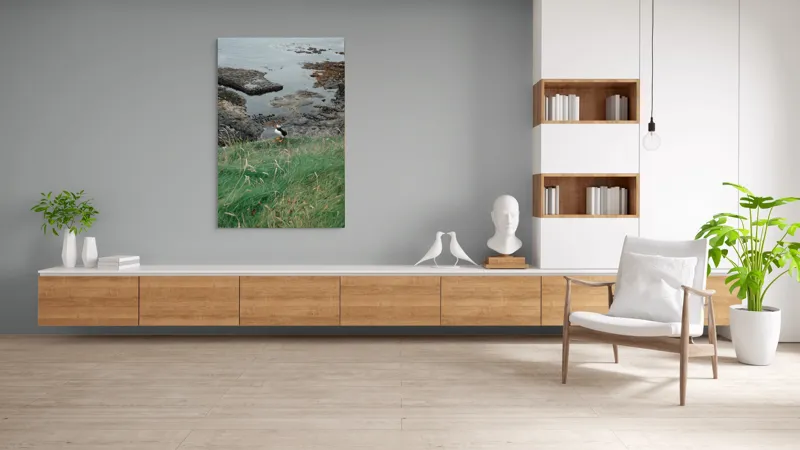 Tablou Canvas, "Pufin solitar pe stâncile de coastă", Iarba, Puffin, Stânci, Mare, Cer, Horizon, Valuri, Natură, Sălbăticie, Peisaj., 100 x 150 cm – poza 8