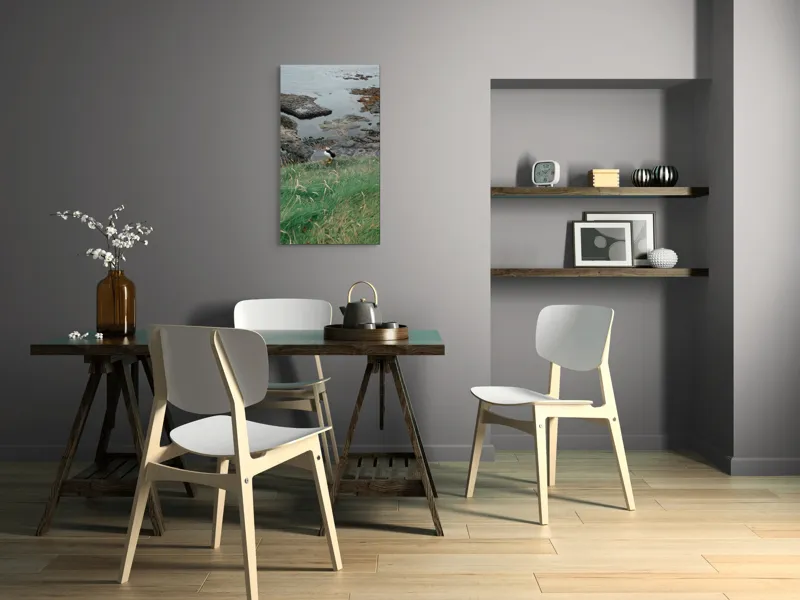 Tablou Canvas, "Pufin solitar pe stâncile de coastă", Iarba, Puffin, Stânci, Mare, Cer, Horizon, Valuri, Natură, Sălbăticie, Peisaj., 50 x 90 cm – poza 4