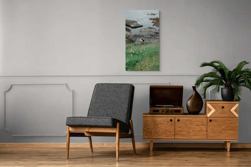 Tablou Canvas, "Pufin solitar pe stâncile de coastă", Iarba, Puffin, Stânci, Mare, Cer, Horizon, Valuri, Natură, Sălbăticie, Peisaj., 50 x 90 cm – poza 8