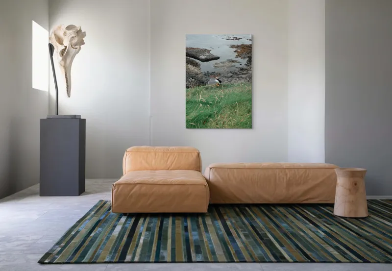 Tablou Canvas, "Pufin solitar pe stâncile de coastă", Iarba, Puffin, Stânci, Mare, Cer, Horizon, Valuri, Natură, Sălbăticie, Peisaj., 70 x 100 cm – poza 7