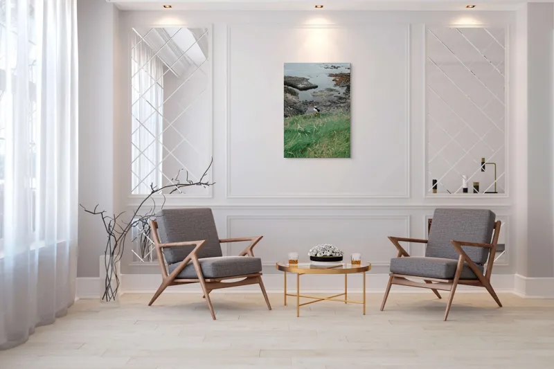 Tablou Canvas, "Pufin solitar pe stâncile de coastă", Iarba, Puffin, Stânci, Mare, Cer, Horizon, Valuri, Natură, Sălbăticie, Peisaj., 70 x 100 cm – poza 8