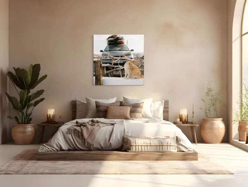 Tablou Canvas, "Pisica de pază în portbagajul verii", Pisică, Mașină, Geamuri, Valize, Ramură, Gard, Nor, Drum, Peisaj, Urban., 100 x 100 cm – poza 4