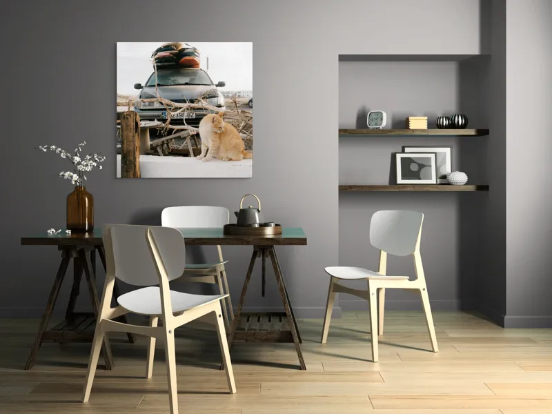 Tablou Canvas, "Pisica de pază în portbagajul verii", Pisică, Mașină, Geamuri, Valize, Ramură, Gard, Nor, Drum, Peisaj, Urban., 100 x 100 cm – poza 6