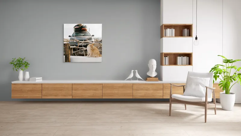 Tablou Canvas, "Pisica de pază în portbagajul verii", Pisică, Mașină, Geamuri, Valize, Ramură, Gard, Nor, Drum, Peisaj, Urban., 100 x 100 cm – poza 8