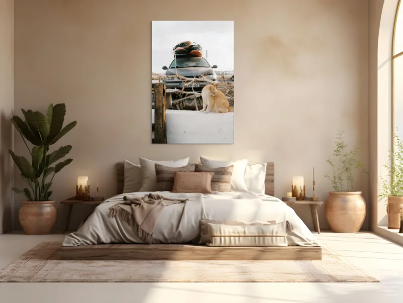 Tablou Canvas, "Pisica de pază în portbagajul verii", Pisică, Mașină, Geamuri, Valize, Ramură, Gard, Nor, Drum, Peisaj, Urban., 100 x 150 cm – poza 3