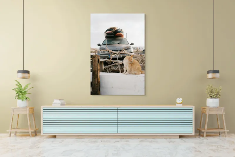 Tablou Canvas, "Pisica de pază în portbagajul verii", Pisică, Mașină, Geamuri, Valize, Ramură, Gard, Nor, Drum, Peisaj, Urban., 100 x 150 cm – poza 4