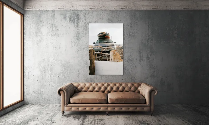 Tablou Canvas, "Pisica de pază în portbagajul verii", Pisică, Mașină, Geamuri, Valize, Ramură, Gard, Nor, Drum, Peisaj, Urban., 100 x 150 cm – poza 6