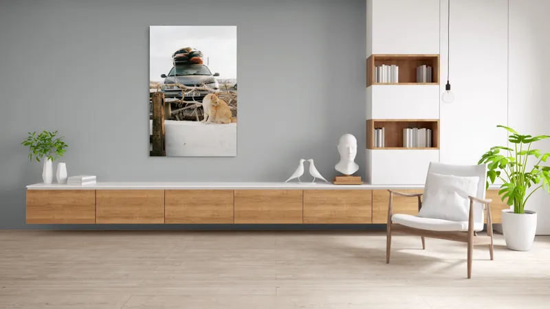 Tablou Canvas, "Pisica de pază în portbagajul verii", Pisică, Mașină, Geamuri, Valize, Ramură, Gard, Nor, Drum, Peisaj, Urban., 100 x 150 cm – poza 8