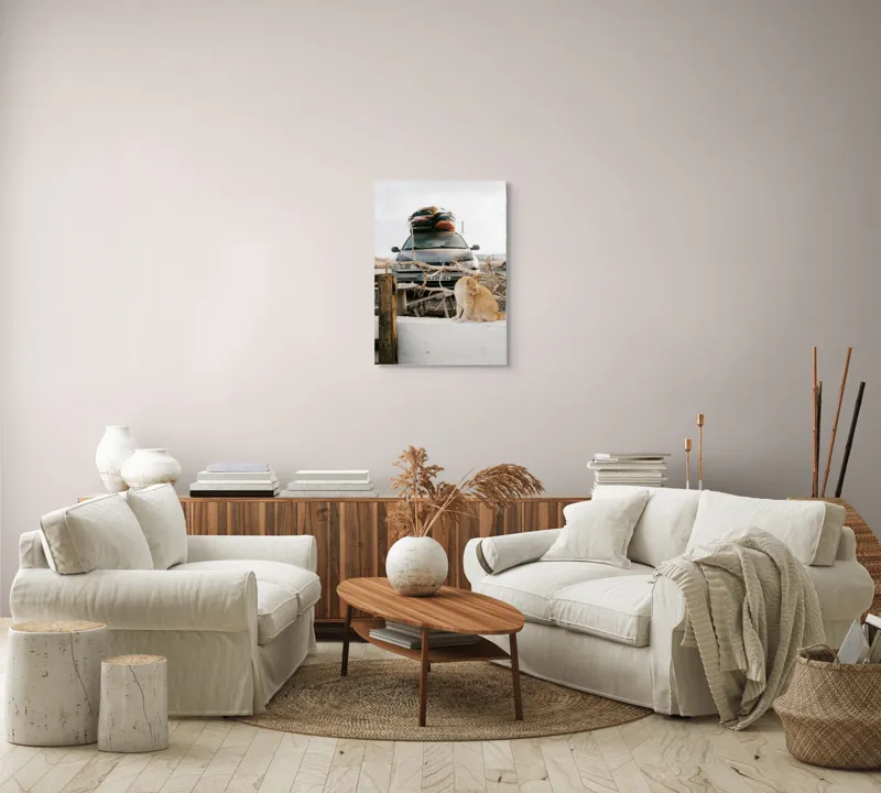 Tablou Canvas, "Pisica de pază în portbagajul verii", Pisică, Mașină, Geamuri, Valize, Ramură, Gard, Nor, Drum, Peisaj, Urban., 50 x 70 cm – poza 4