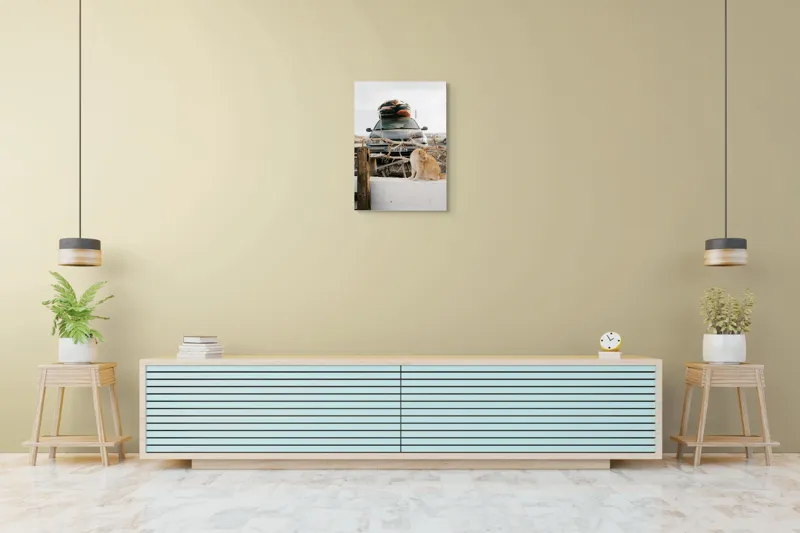 Tablou Canvas, "Pisica de pază în portbagajul verii", Pisică, Mașină, Geamuri, Valize, Ramură, Gard, Nor, Drum, Peisaj, Urban., 50 x 70 cm – poza 6