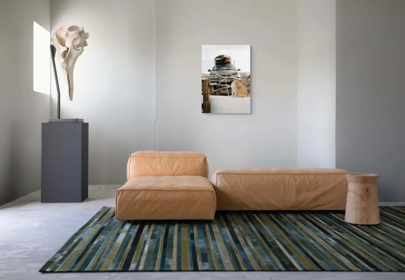 Tablou Canvas, "Pisica de pază în portbagajul verii", Pisică, Mașină, Geamuri, Valize, Ramură, Gard, Nor, Drum, Peisaj, Urban., 50 x 70 cm – poza 7