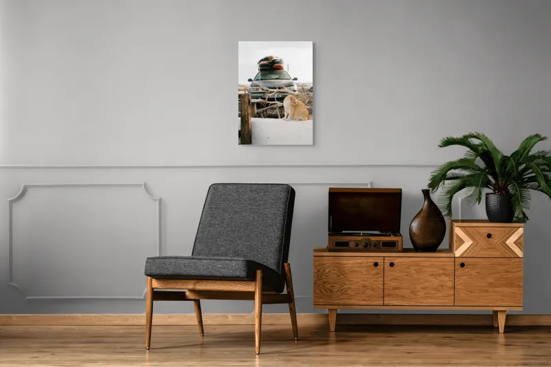 Tablou Canvas, "Pisica de pază în portbagajul verii", Pisică, Mașină, Geamuri, Valize, Ramură, Gard, Nor, Drum, Peisaj, Urban., 50 x 70 cm – poza 8