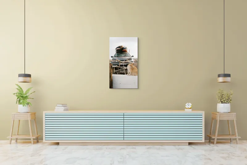 Tablou Canvas, "Pisica de pază în portbagajul verii", Pisică, Mașină, Geamuri, Valize, Ramură, Gard, Nor, Drum, Peisaj, Urban., 50 x 90 cm – poza 6