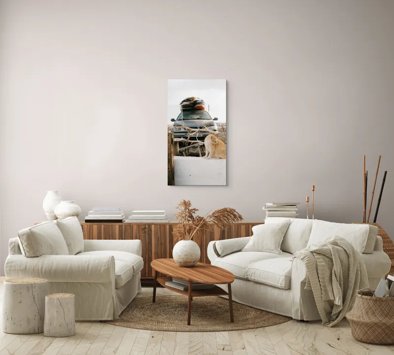 Tablou Canvas, "Pisica de pază în portbagajul verii", Pisică, Mașină, Geamuri, Valize, Ramură, Gard, Nor, Drum, Peisaj, Urban., 50 x 90 cm – poza 7