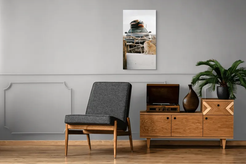Tablou Canvas, "Pisica de pază în portbagajul verii", Pisică, Mașină, Geamuri, Valize, Ramură, Gard, Nor, Drum, Peisaj, Urban., 50 x 90 cm – poza 8