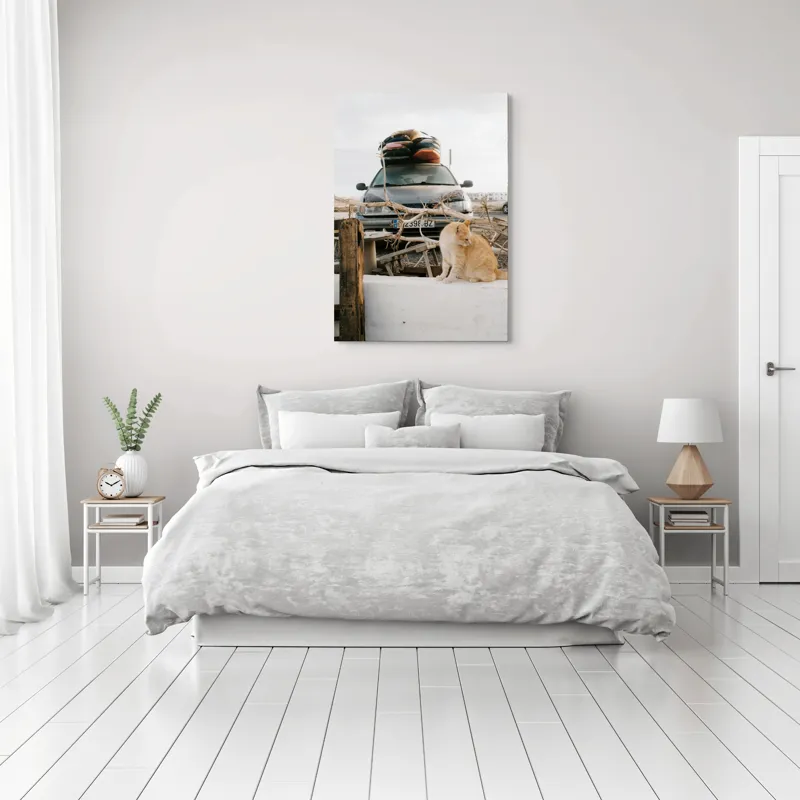 Tablou Canvas, "Pisica de pază în portbagajul verii", Pisică, Mașină, Geamuri, Valize, Ramură, Gard, Nor, Drum, Peisaj, Urban., 70 x 100 cm – poza 3