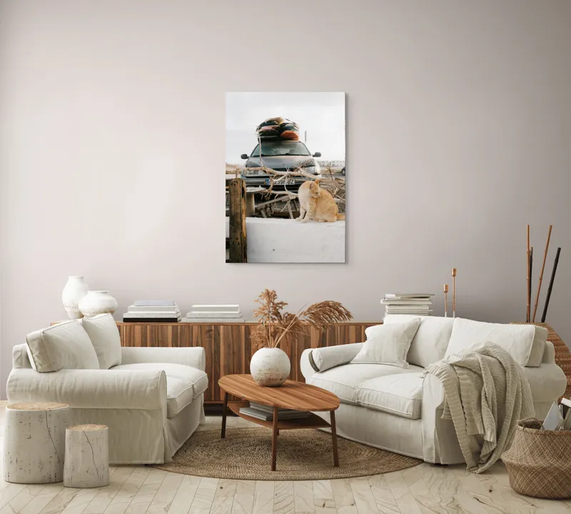 Tablou Canvas, "Pisica de pază în portbagajul verii", Pisică, Mașină, Geamuri, Valize, Ramură, Gard, Nor, Drum, Peisaj, Urban., 70 x 100 cm – poza 4