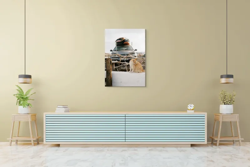 Tablou Canvas, "Pisica de pază în portbagajul verii", Pisică, Mașină, Geamuri, Valize, Ramură, Gard, Nor, Drum, Peisaj, Urban., 70 x 100 cm – poza 5