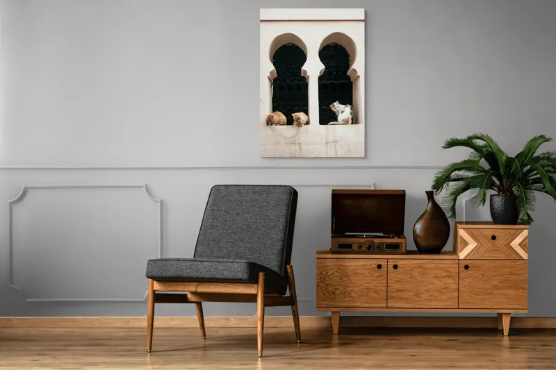 Tablou Canvas, "Trei pisici la fereastra veche", Pisici, Fereastră, Grilaj, Arhitectură, Alb., 70 x 100 cm – poza 6