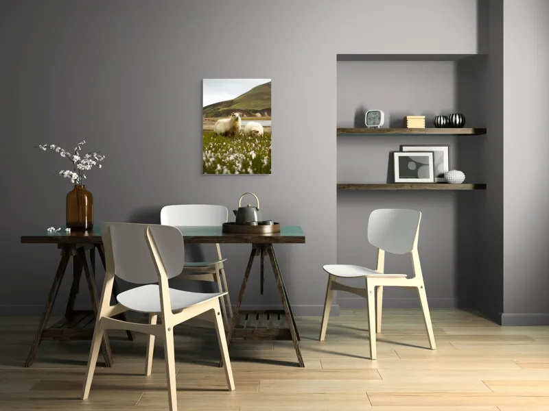 Tablou Canvas, "Oile pășunând în peisaj montan", Oi, Pajiște, Munte, Culoare, Cer, Verde, Natură, Peisaj, Blană, Flori, Calmitate, Frumusețe, Rural, Serenitate, Pășunat, 50 x 70 cm – poza 5