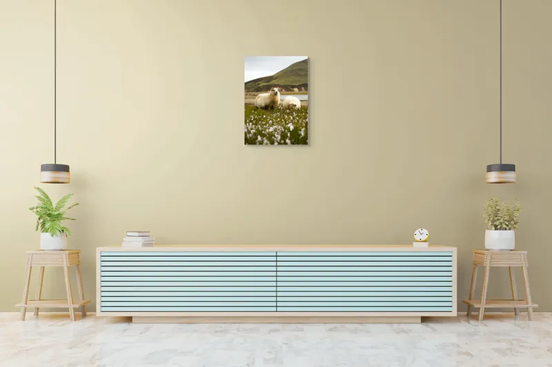 Tablou Canvas, "Oile pășunând în peisaj montan", Oi, Pajiște, Munte, Culoare, Cer, Verde, Natură, Peisaj, Blană, Flori, Calmitate, Frumusețe, Rural, Serenitate, Pășunat, 50 x 70 cm – poza 6