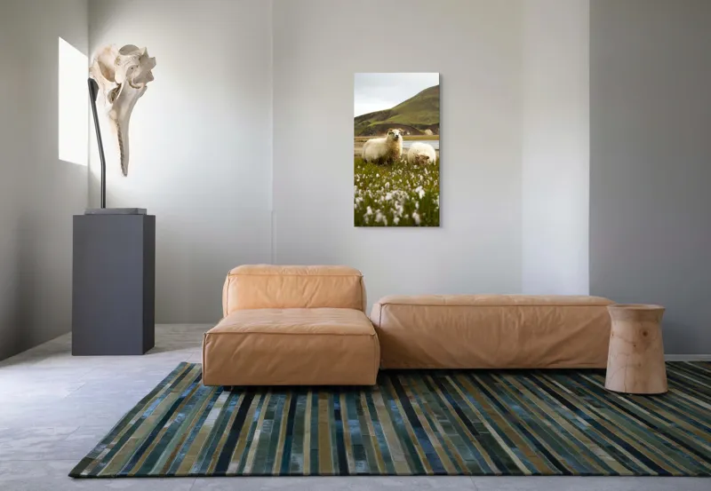 Tablou Canvas, "Oile pășunând în peisaj montan", Oi, Pajiște, Munte, Culoare, Cer, Verde, Natură, Peisaj, Blană, Flori, Calmitate, Frumusețe, Rural, Serenitate, Pășunat, 50 x 90 cm – poza 5
