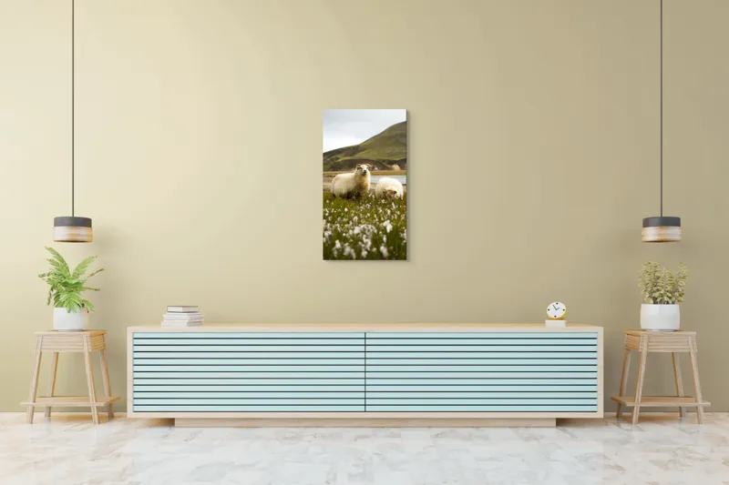 Tablou Canvas, "Oile pășunând în peisaj montan", Oi, Pajiște, Munte, Culoare, Cer, Verde, Natură, Peisaj, Blană, Flori, Calmitate, Frumusețe, Rural, Serenitate, Pășunat, 50 x 90 cm – poza 6