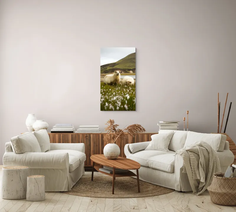 Tablou Canvas, "Oile pășunând în peisaj montan", Oi, Pajiște, Munte, Culoare, Cer, Verde, Natură, Peisaj, Blană, Flori, Calmitate, Frumusețe, Rural, Serenitate, Pășunat, 50 x 90 cm – poza 7