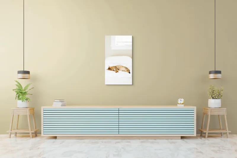 Tablou Canvas, "Pisica bengaleză dormitând pe pat alb", Relaxare, Pisică, Pat, Confort, Odihnă, Lumină, Somn, Leneveală, 50 x 90 cm – poza 6