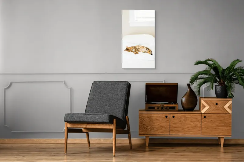 Tablou Canvas, "Pisica bengaleză dormitând pe pat alb", Relaxare, Pisică, Pat, Confort, Odihnă, Lumină, Somn, Leneveală, 50 x 90 cm – poza 8