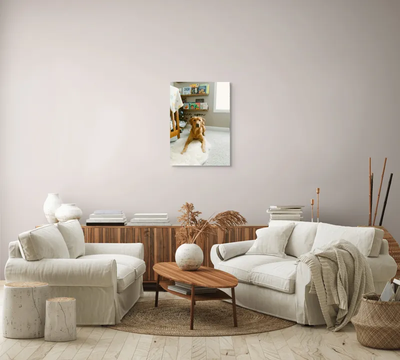 Tablou Canvas, "Câinele ascultător într-o cameră de poveste", Câine, Perete, Cărți, Rafturi, Covor, Geam, Cameră, Jucării, Postere, Mobilier, 50 x 70 cm – poza 4