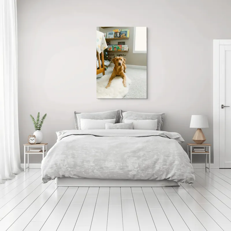 Tablou Canvas, "Câinele ascultător într-o cameră de poveste", Câine, Perete, Cărți, Rafturi, Covor, Geam, Cameră, Jucării, Postere, Mobilier, 70 x 100 cm – poza 3