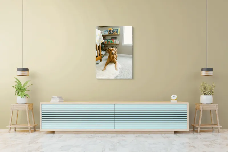 Tablou Canvas, "Câinele ascultător într-o cameră de poveste", Câine, Perete, Cărți, Rafturi, Covor, Geam, Cameră, Jucării, Postere, Mobilier, 70 x 100 cm – poza 5