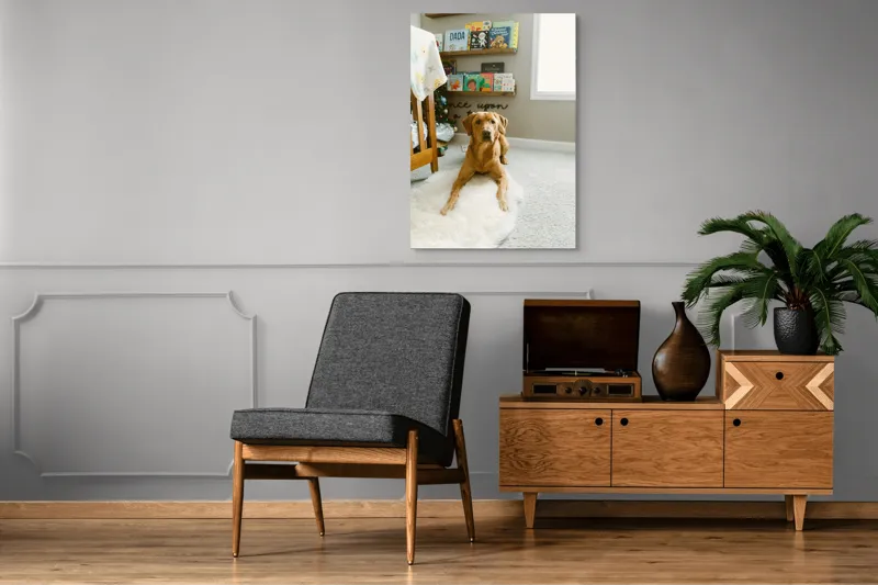 Tablou Canvas, "Câinele ascultător într-o cameră de poveste", Câine, Perete, Cărți, Rafturi, Covor, Geam, Cameră, Jucării, Postere, Mobilier, 70 x 100 cm – poza 6