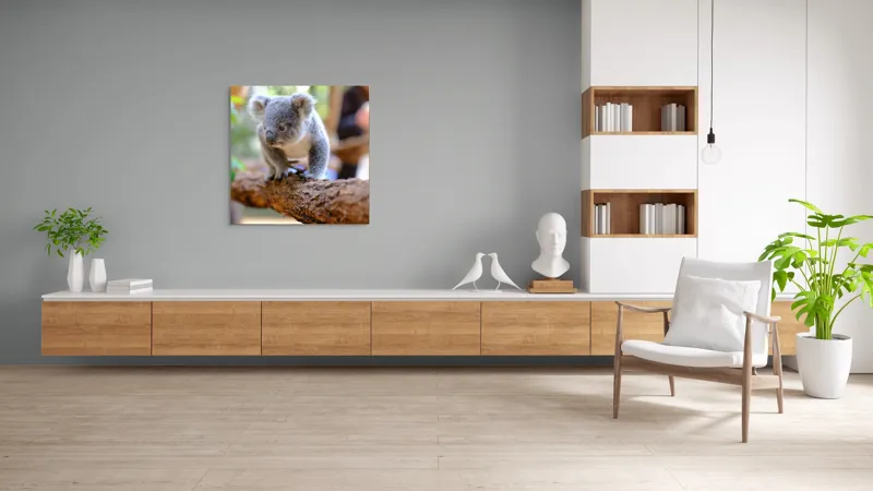 Tablou Canvas, "Puiul de koala pe creangă sigură", Koala, Ramură, Blană, Frunze, Natură, Urechi, Lemn, Drăgălaș, Explorare, Mic., 100 x 100 cm – poza 8