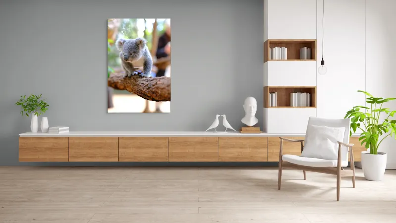 Tablou Canvas, "Puiul de koala pe creangă sigură", Koala, Ramură, Blană, Frunze, Natură, Urechi, Lemn, Drăgălaș, Explorare, Mic., 100 x 150 cm – poza 8
