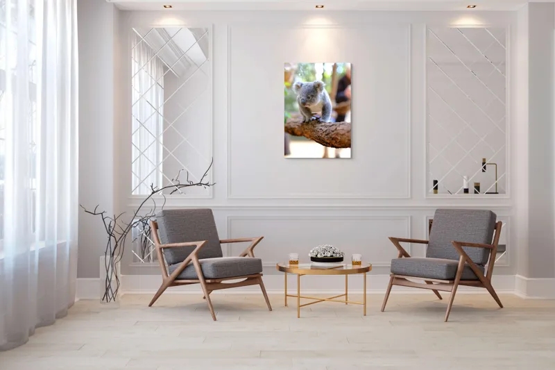 Tablou Canvas, "Puiul de koala pe creangă sigură", Koala, Ramură, Blană, Frunze, Natură, Urechi, Lemn, Drăgălaș, Explorare, Mic., 70 x 100 cm – poza 8