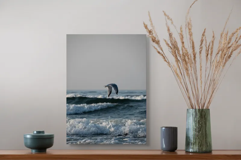Tablou Canvas, "Pescăruș deasupra valurilor mării", Pescăruș, Valuri, Cer, Apă, Zbor, Mare, Libertate, Liniște, 39 x 54 cm – poza 3