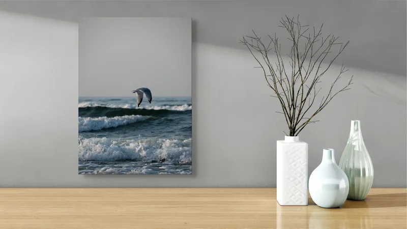 Tablou Canvas, "Pescăruș deasupra valurilor mării", Pescăruș, Valuri, Cer, Apă, Zbor, Mare, Libertate, Liniște, 39 x 54 cm – poza 4