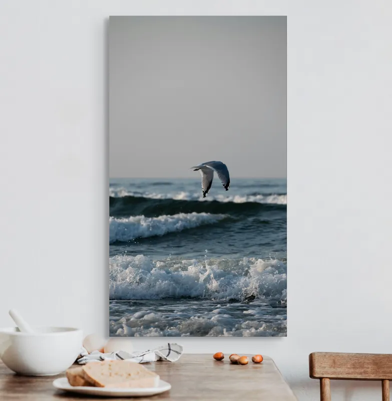 Tablou Canvas, "Pescăruș deasupra valurilor mării", Pescăruș, Valuri, Cer, Apă, Zbor, Mare, Libertate, Liniște, 50 x 90 cm – poza 3