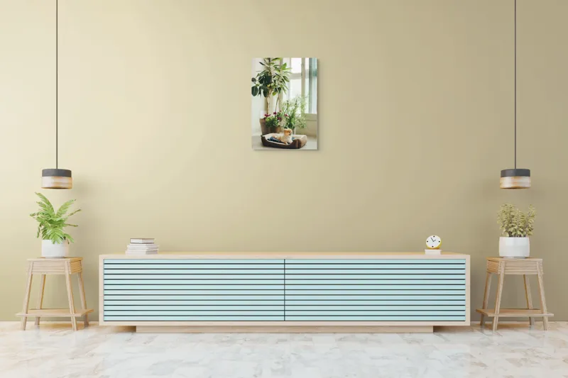 Tablou Canvas, "Cățel fericit în culcușul lui confortabil", Plante, Fereastră, Cățeluș, Relaxare, Lumină, Ghiveci, Interior, Verdeață., 50 x 70 cm – poza 6
