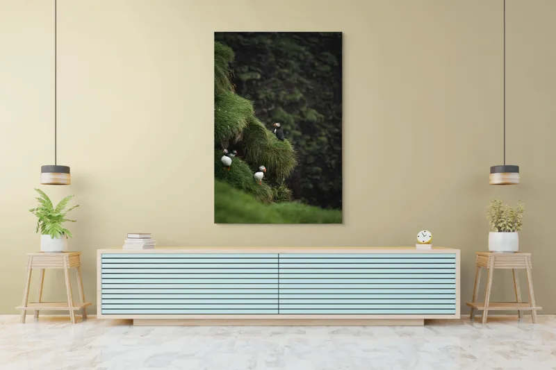 Tablou Canvas, "Puffini pe stâncile verzi din larg", Puffini, Stâncă, Vegetație, Verde, Pene, Natură, Acvatic, Cuibărire, 100 x 150 cm – poza 4