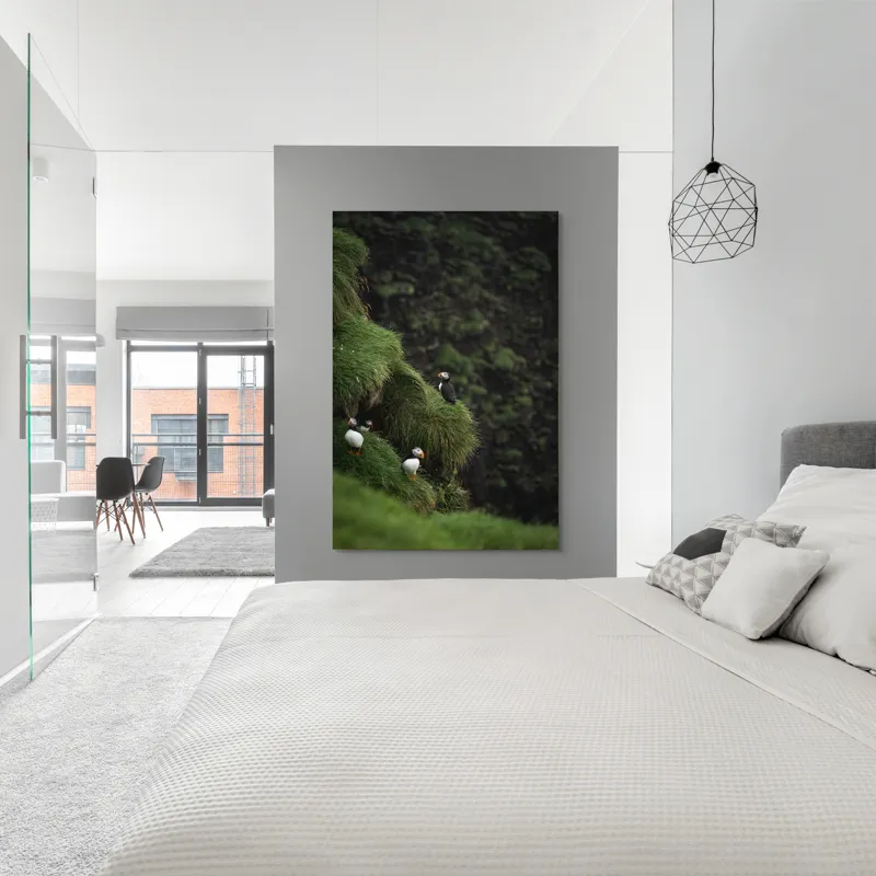 Tablou Canvas, "Puffini pe stâncile verzi din larg", Puffini, Stâncă, Vegetație, Verde, Pene, Natură, Acvatic, Cuibărire, 100 x 150 cm – poza 5