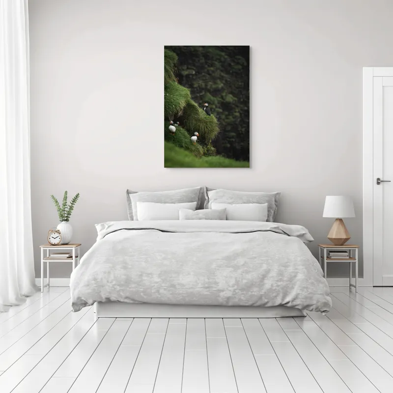 Tablou Canvas, "Puffini pe stâncile verzi din larg", Puffini, Stâncă, Vegetație, Verde, Pene, Natură, Acvatic, Cuibărire, 70 x 100 cm – poza 3