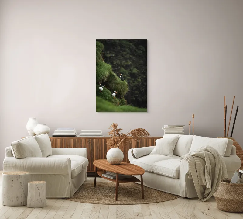 Tablou Canvas, "Puffini pe stâncile verzi din larg", Puffini, Stâncă, Vegetație, Verde, Pene, Natură, Acvatic, Cuibărire, 70 x 100 cm – poza 4