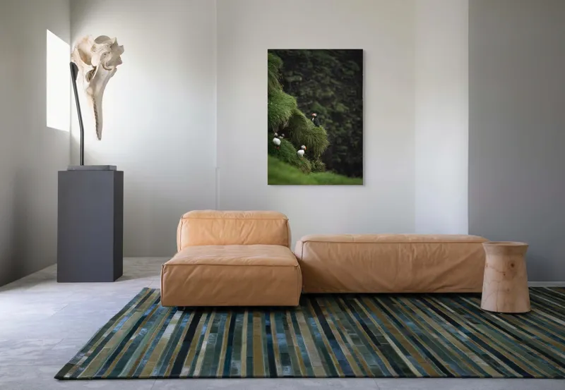 Tablou Canvas, "Puffini pe stâncile verzi din larg", Puffini, Stâncă, Vegetație, Verde, Pene, Natură, Acvatic, Cuibărire, 70 x 100 cm – poza 7