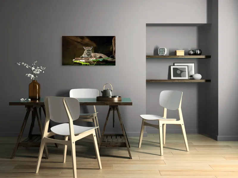Tablou Canvas, "Puma odihnindu-se pe trunchi de copac", Pumă, Stând, Odihnă, Trunchi, Vegetație, Natură, Felină, Blană, Frunze, Umbră, 90 x 50 cm – poza 3