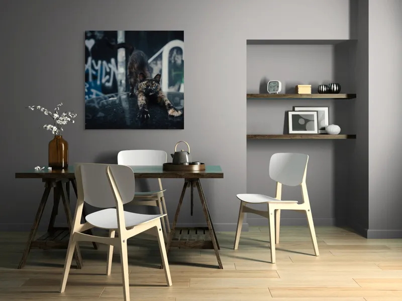Tablou Canvas, "Pisica întinzându-se pe mașină veche", Pisică, Întindere, Blană, Graffiti, Noapte, Urban, Artă, Ochi., 100 x 100 cm – poza 6
